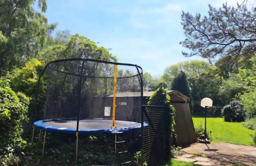 Charing House | CABIN in hosts huge garden CHILD FRIENDLY with Hens Kittens firepit Marshmallows