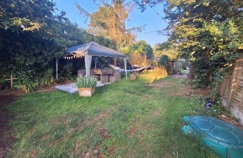 Charing House | CABIN in hosts huge garden CHILD FRIENDLY with Hens Kittens firepit Marshmallows