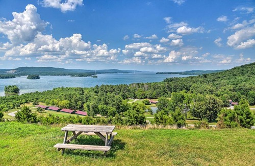 Guntersville House | Cabin in Resort - half Mi to Guntersville Lake!