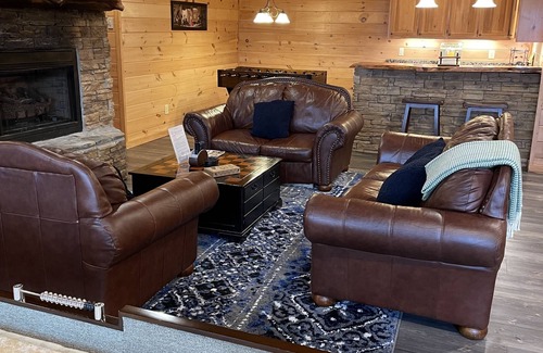 Mineral Bluff Cabin | Cabin in the Clouds, Views!, Hot Tub, Pool, Fire pit, Pets, Flat Paved Drive