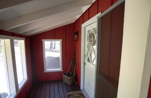 Glencoe Cottage | Cabin in the mountains with private lake and hot tub