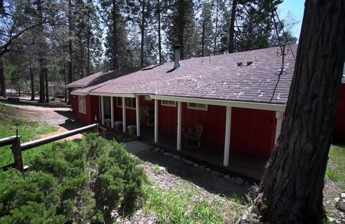 Glencoe Cottage | Cabin in the mountains with private lake and hot tub