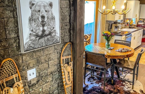 North Upper Truckee Cabin | Cabin in the Pines - Hot Tub, Dog & Kid Friendly