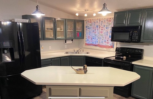 Cascade House | Cabin in the Pines - 3 Minutes to the beach, docks or golf!