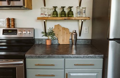 King Cabin | Cabin in the woods with hot tub and lake views. Pets welcome! Close to Nordic.