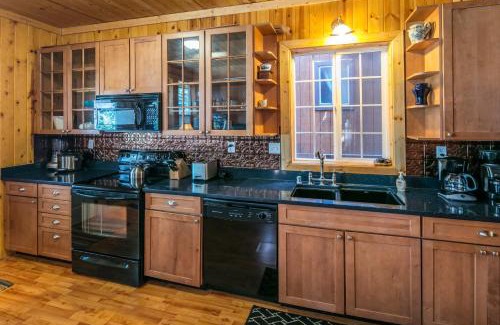 Fish Camp House | Cabin minutes from Yosemite