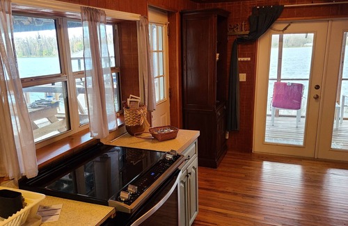 Keystone Cabin | Cabin over the Water's Edge-Stilts included