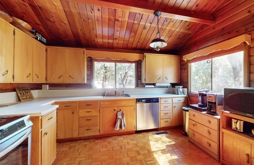Burnt Ranch House | Cabin Retreat with river view, private pool & wood stove