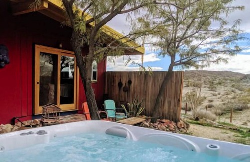 Joshua Tree Cabin | 🌵Cabin Under the Stars - Hot Tub, BBQ and Firepit🌵