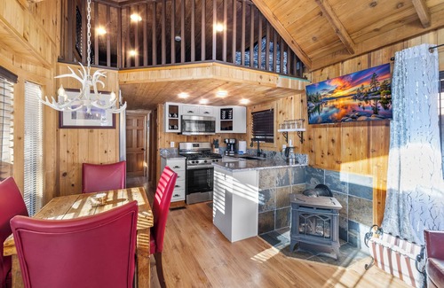 South Lake Tahoe Cabin | Cabin w/Loft in South Lake Tahoe - 15 Mins from Skiing, Stateline & Emerald Bay