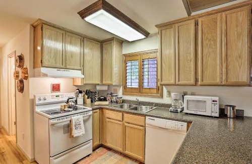 Trinity Center House | Cabin with Backyard Space - half Mi to Trinity Lake!