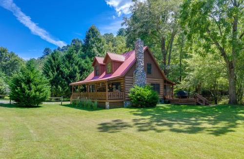 Hartford House | Cabin with Hot Tub and Fishing Pond in Del Rio!