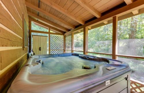 Hartford House | Cabin with Hot Tub and Fishing Pond in Del Rio!