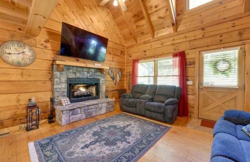Hartford House | Cabin with Hot Tub and Fishing Pond in Del Rio!