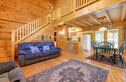 Hartford House | Cabin with Hot Tub and Fishing Pond in Del Rio!