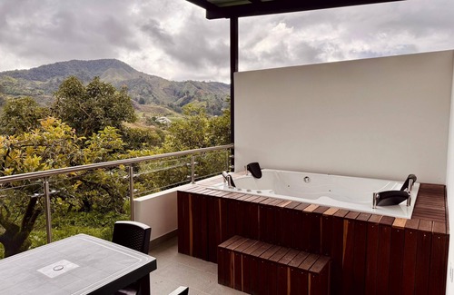 El Penol Ski Chalet | CABIN WITH JACUZZI AND POOL PEÑOL GUATAPE