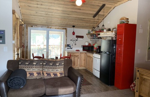Drake Cottage | Cabin with private balcony and hot tub 5 min to Estespark and on the river