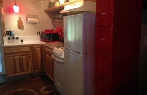 Drake Cottage | Cabin with private balcony and hot tub 5 min to Estespark and on the river