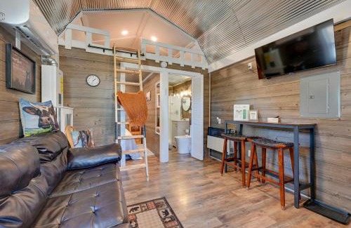 Austinville Apartment | Cabin with Trail and Pond Access in Steamboat Rock!