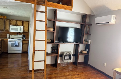 Elliott Cabin | cabin with WiFi and AC in Gore Springs for hunters/lodging/fishermen