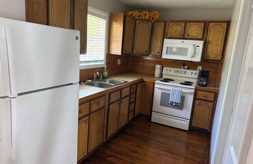 Elliott Cabin | cabin with WiFi and AC in Gore Springs for hunters/lodging/fishermen