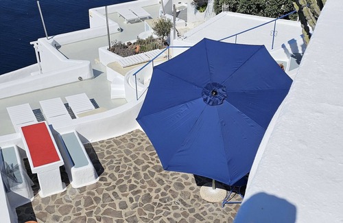 Firostefani House | Cactus cave house on the caldera