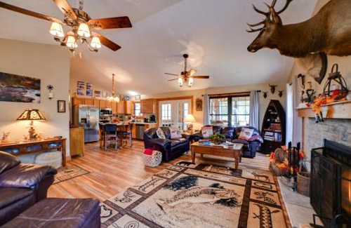 Cadiz House | Cadiz Vacation Home with Deck Walk to Lake Barkley