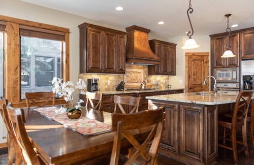 Sunriver Cabin | Caldera Hideaway with Golf Views, Patio & Hot Tub