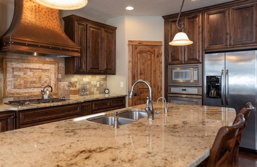 Sunriver Cabin | Caldera Hideaway with Golf Views, Patio & Hot Tub