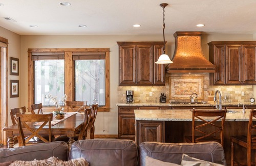 Sunriver Cabin | Caldera Hideaway with Golf Views, Patio & Hot Tub