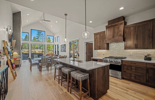 Sunriver Cabin | Caldera Hideaway with Hot Tub, Firepit & Bunk Room