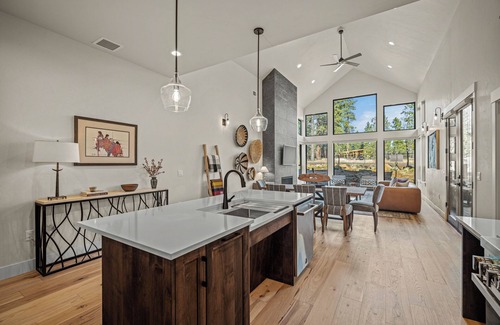 Sunriver Cabin | Caldera Hideaway with Hot Tub, Firepit & Bunk Room