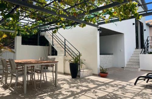 Calheta House | Calheta Suites - Vinha & Jardim - Adults-only suites met hottub & zeezicht