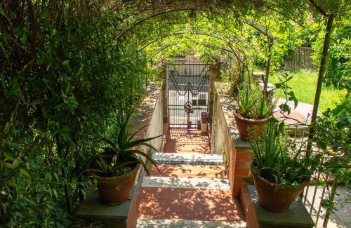 La Spezia Bed & Breakfast | Caligo B&B stanza privata in villa d'epoca con giardino e vista mare