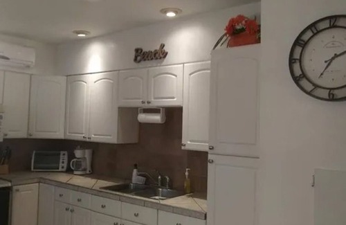 Holiday House | Calling all Snowbirds! PRIME location! Nov - Apr