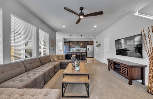 Parker House | Calm & Cozy 3 Bedroom - Manhattan Beach Inspired Home