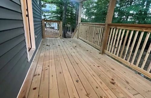 Somerset House | Calming 1-bedroom yellow door house close to lake with Wi-Fi, AC