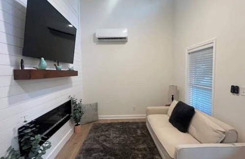 Somerset House | Calming 1-bedroom yellow door house close to lake with Wi-Fi, AC
