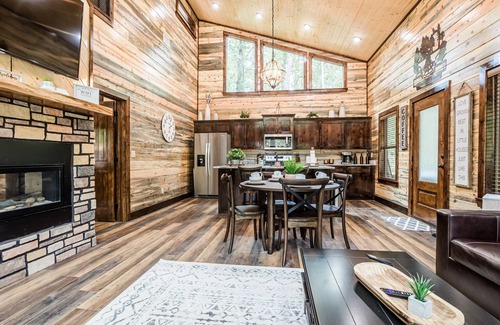 Broken Bow Cabin | Calvert's Copper Cabin, Cozy cabin! Hot tub, Free Firewood, Fireplace!