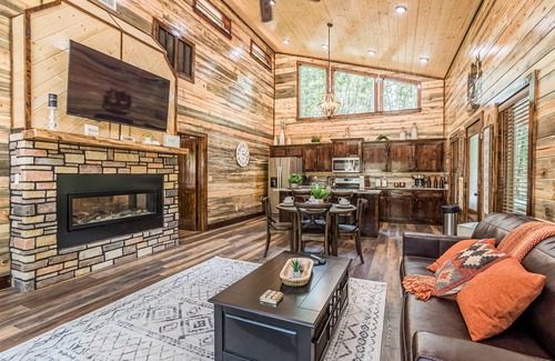Broken Bow Cabin | Calvert's Copper Cabin, Cozy cabin! Hot tub, Free Firewood, Fireplace!