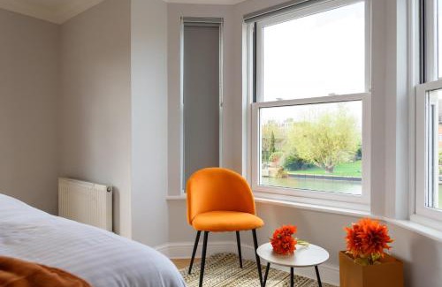 Cambridge House | Cambridge 6-Bedroom Riverside Home with Free Parking