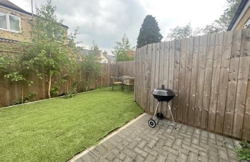 Cambridge House | Cambridge - Modern 4-BR Home with Gardens & Wi-Fi