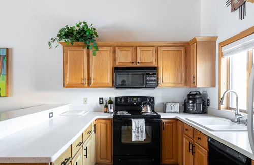 Big Horn Condo | Camp Tu’Wani Ski-in/Ski-out Condo Retreat Big Sky