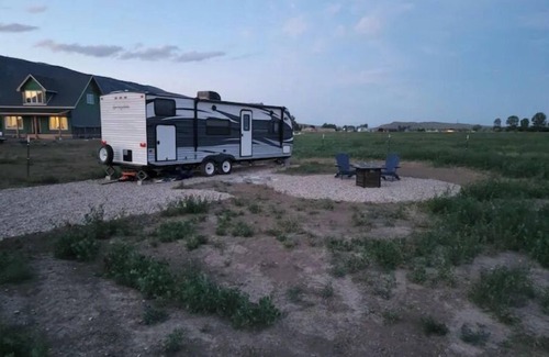 Cody House | Camper at Mountain Haven-WiFi/AC/outdoor fire pit/grill/hammocks/picnic table