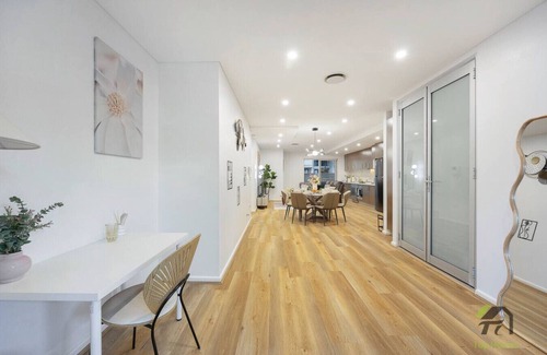 Camperdown Apartment | Camperdown Spacious Home: 2 Cars + Big Courtyard