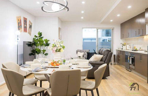 Camperdown Apartment | Camperdown Spacious Home: 2 Cars + Big Courtyard