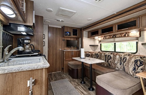 Graham House | Camping in Nature with modern Amenities