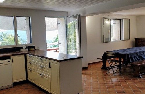 Taulis House | Can Poujol, enjoying the sun with friends and family in a peaceful setting