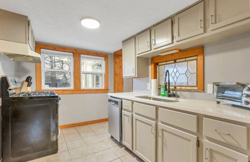 Nashport Cottage | Canary Cottage: Pet and Family friendly