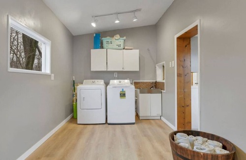 Nashport Cottage | Canary Cottage: Pet and Family friendly